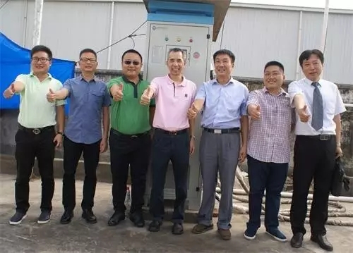 政府、公交公司、车企、充电桩厂家代表合影