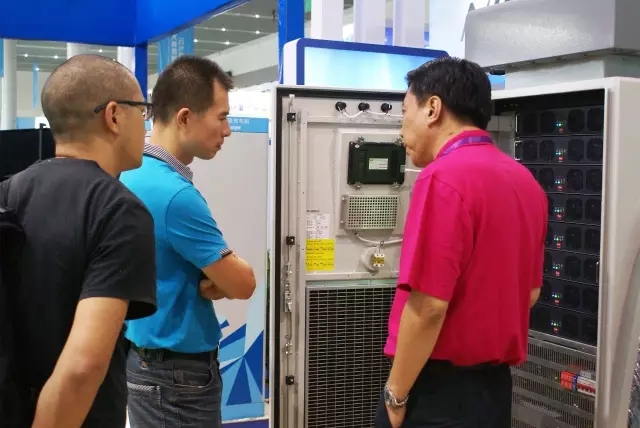 新葡萄8883官网AMG销售人员向客户介绍产品细节