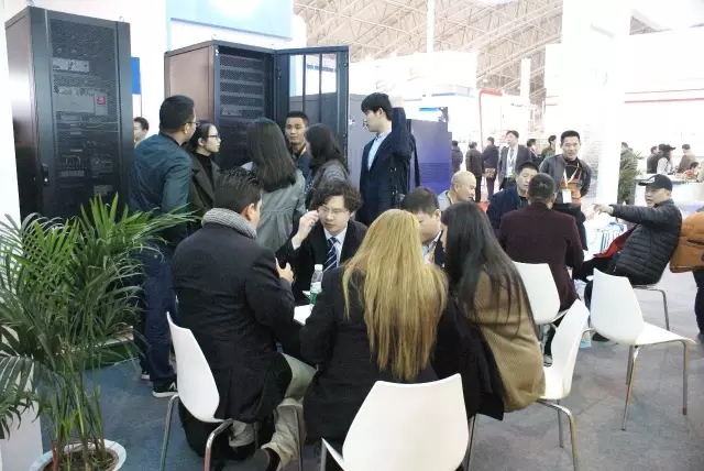 新葡萄8883官网AMG业务人员与客户洽谈