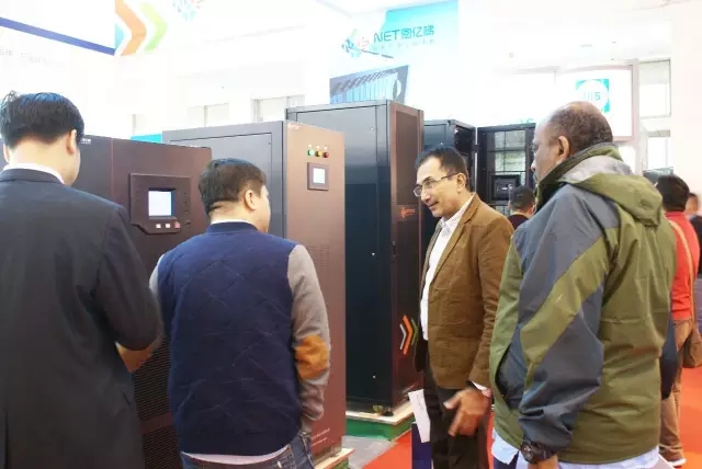 新葡萄8883官网AMG销售人员向客户介绍产品细节